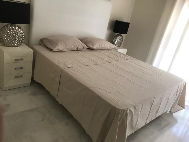 Apartamento de 2 dormitorios en alquiler en Estepona en primera línea de mar - mibgroup.es