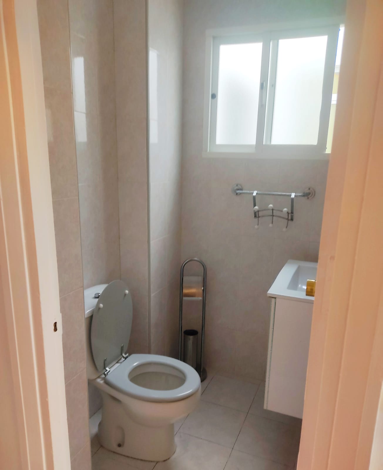 Apartamento de 3 habitaciones con 2 baños en alquiler en Estepona al lado de Plaza de Huevo - mibgroup.es