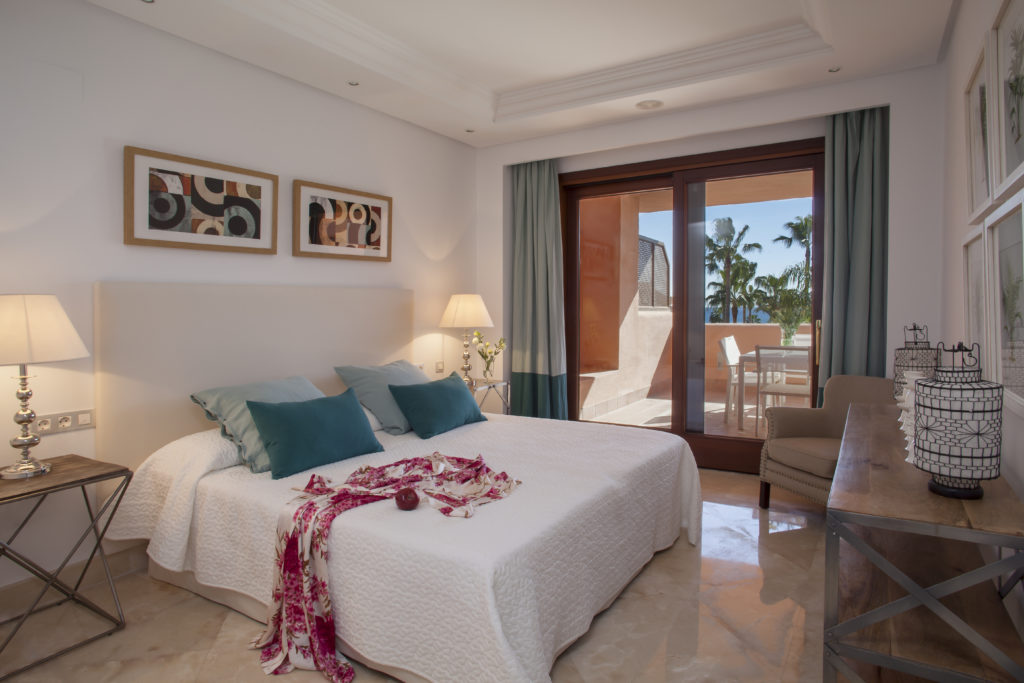 Two bedroom sea view luxury apartment in Estepona - mibgroup.es