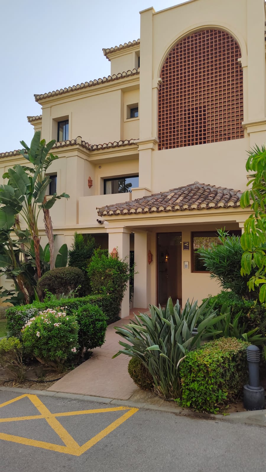 For rent 3 bedroom apartment with 4 bathrooms in the elite urbanization Capanes del Golf - mibgroup.es